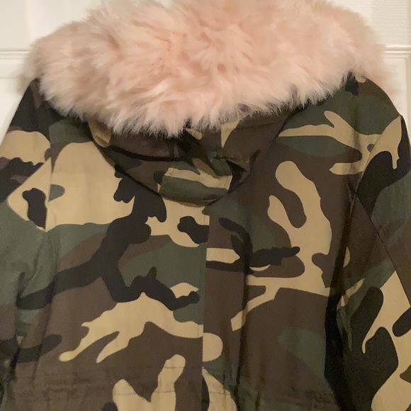Roiii  NWT Camo Winter Parka Loose fitting Faux Fur coat size small - Picture 5 of 9